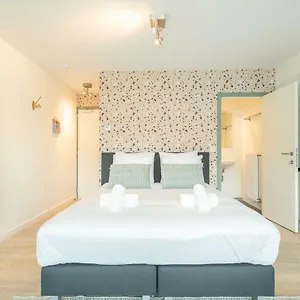 https://the-card-room-green-studio.hotelsghent.com